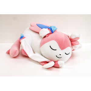 PRE-ORDER VOOR JANUARI Officiële Pokemon center Knuffel Sylveon slapend +/- 48cm (lang)